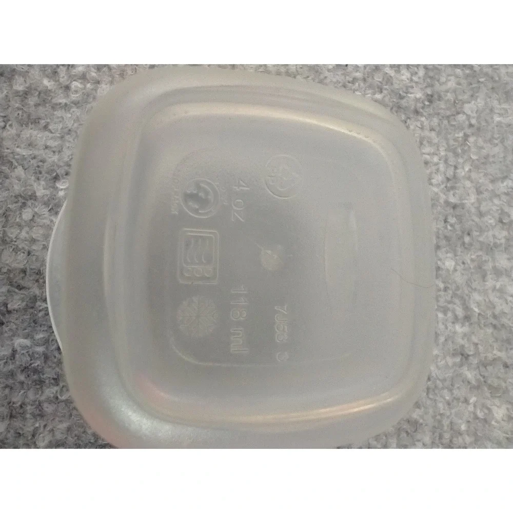 Rubbermaid Easy Find 4oz Small Food Storage Container with Red and Purple Lids‎